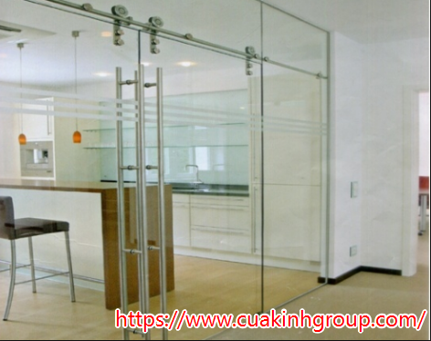 Tại sao cửa kính cường lực lùa trượt treo được ưa chuộng hiện nay.