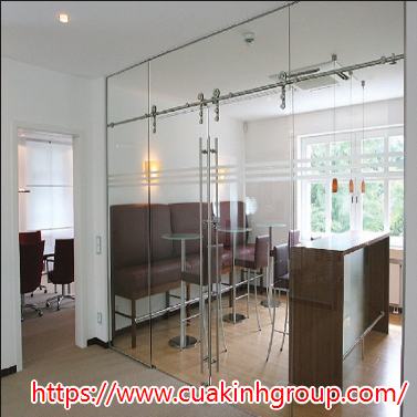 Các mẫu cửa kính cường lực lùa - trượt treo sang trọng