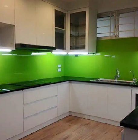 Mách bạn cách lựa chọn kính màu ốp bếp hợp phong thủy