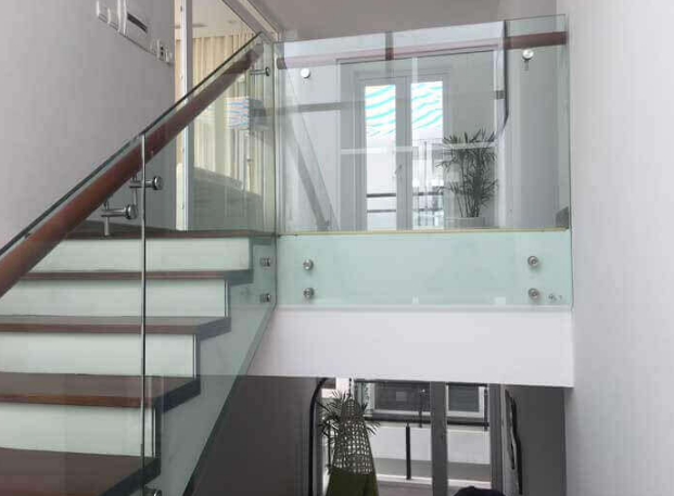 Mẫu cầu thang kính tay vịn inox đẹp sang trọng