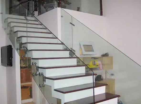 Mách bạn top các mẫu lan can cầu thang kính được sử dụng nhiều hiện nay