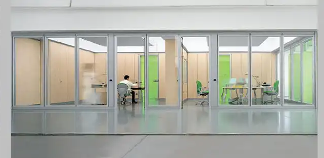 Làm việc hiệu quả với vách ngăn kính cách âm văn phòng