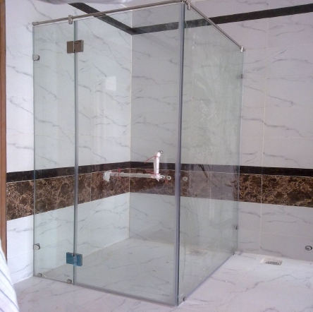 Tìm hiểu cấu tạo và ưu điểm của vách tắm kính 90 độ