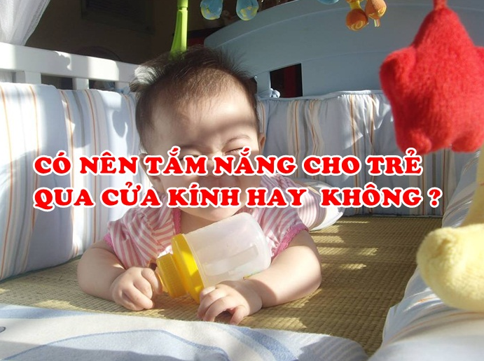 Có nên cho trẻ sơ sinh tắm nắng qua cửa kính hay không?