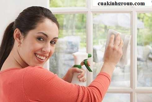 Mẹo vệ sinh cửa kính nhanh chóng tiện lợi mà bạn nên biết