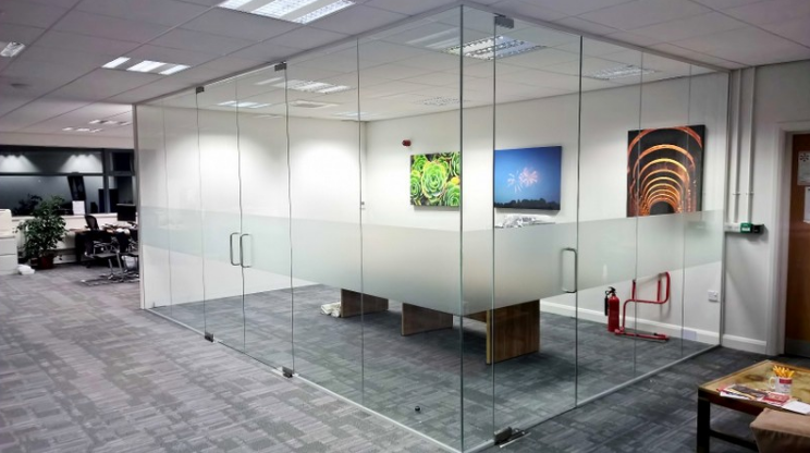 Mẫu vách kính cường lực văn phòng