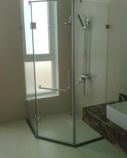 Vách Tắm Kính Cường Lực 135 Độ Tại Ba Đình  3