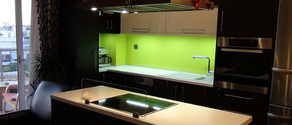 kinh-mau-op-bep-10-mm