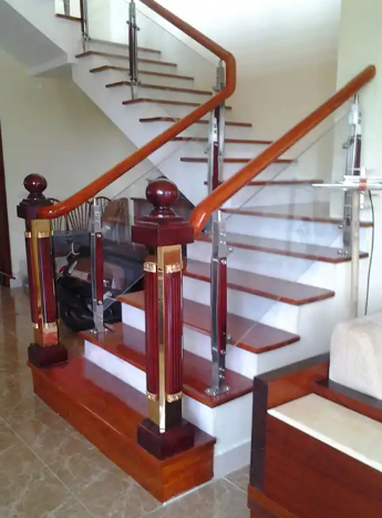 Cầu thang kính cường lực cho nhà ống