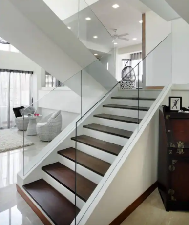 Cầu thang kính cường lực đẹp cho nhà ống