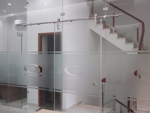 cua_truot_kinh_cuong_luc_01