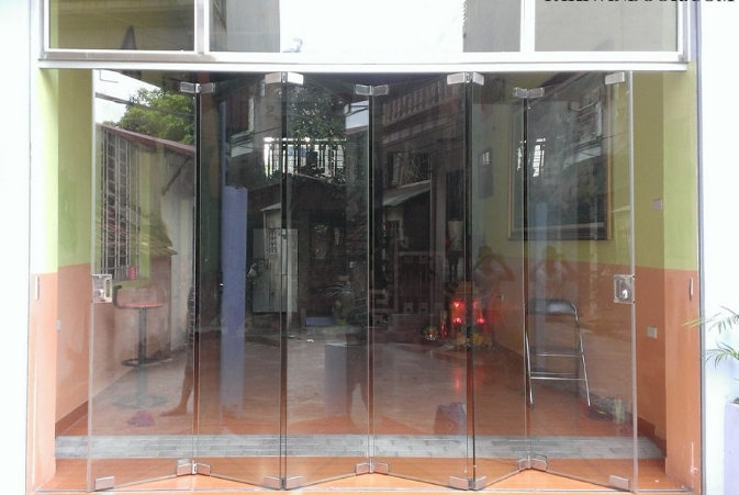 Cửa xếp kính cường lực 