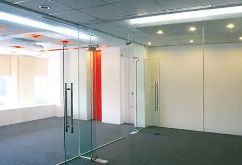 Kính cường lực văn phòng
