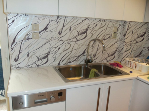 kinh-op-bep-màu-trang