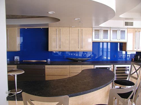 Kinh nghiệm lựa chọn kính màu ốp bếp