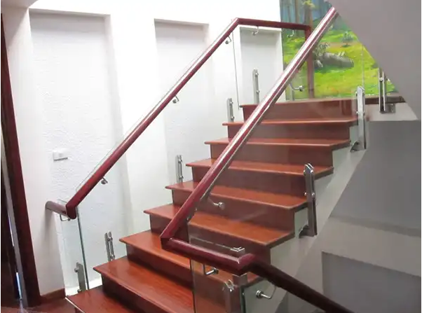 mẫu lan can cầu thang kính được sử dụng nhiều