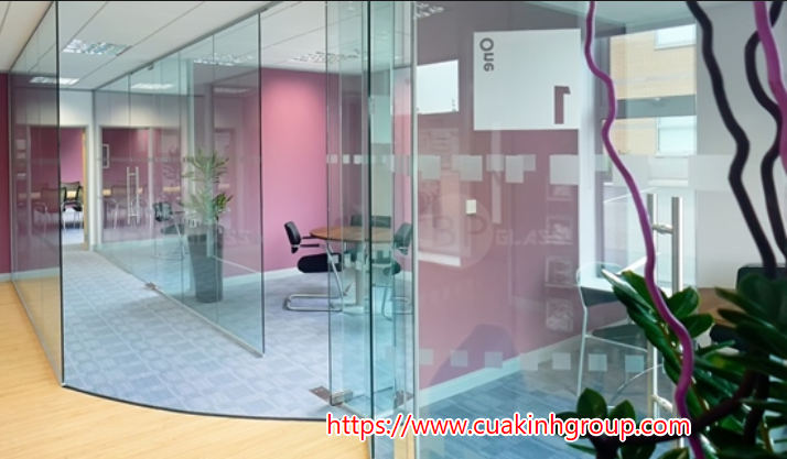 Lắp đặt vách ngăn kính cường lực giá mềm tại Nam Định