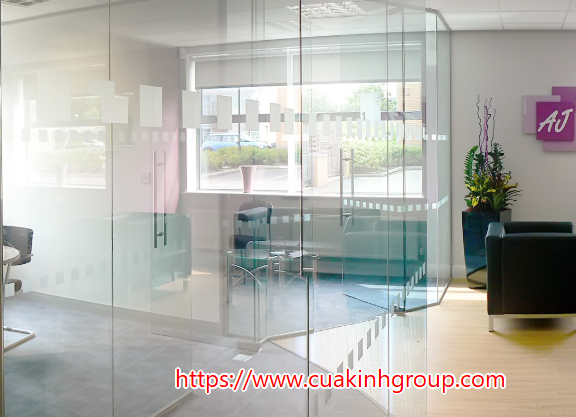 Lắp đặt vách ngăn kính cường lực giá mềm tại Quảng Ninh