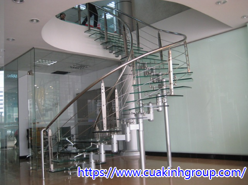 Thiết kế lắp dặt cầu thang kính cường lực tại Yên Bái