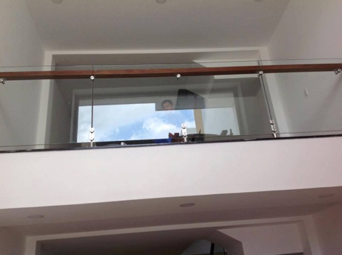 Nhận thi công lắp đặt lan can kính cường lực uy tín tại Quảng Ngãi