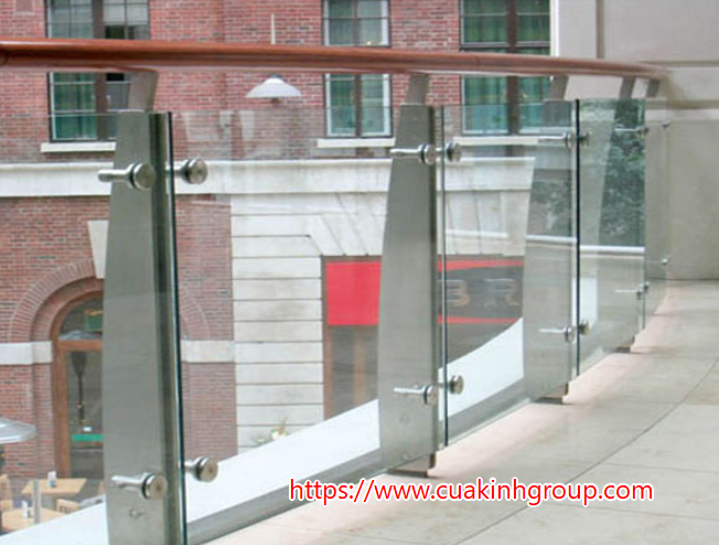 Chuyên nhận thi công lắp đặt lan can kính cường lực chất lượng tại Kon Tum