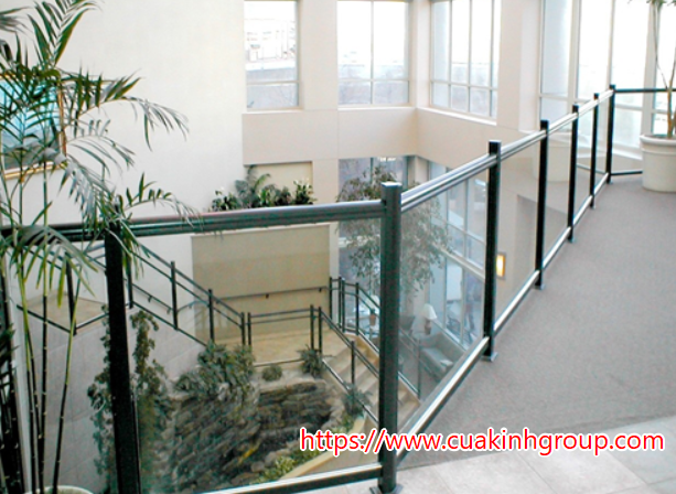 Chuyện nhận lắp đặt thi công lan can kính cường lực chuyên nghiệp nhất tại Khánh Hòa