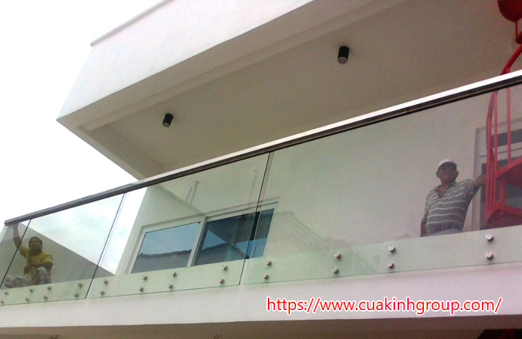 Đơn vị lắp đặt lan can kính cường lực chuyên nghiệp tại Long An