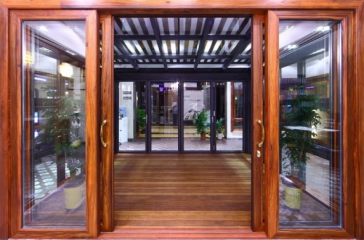 Cửa Kính Cường Lực Khung Gỗ Cho Nhà Đẹp Thêm Sang Trọng