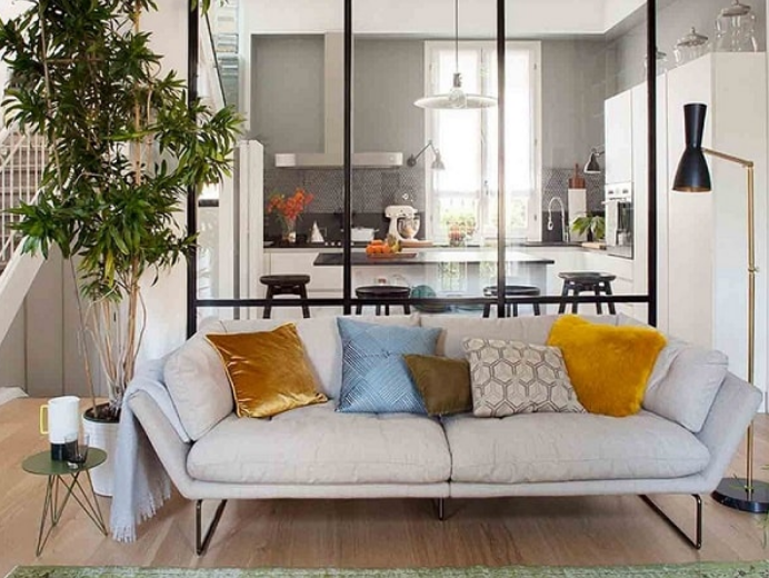 Thiết kế sáng tạo với vách kính phòng khách và bếp nhìn là mê