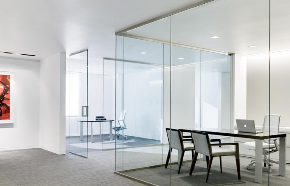 Ưu điểm và ứng dụng vách kính cường lực văn phòng