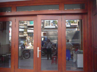 Cửa kính cường lực khung gỗ cách điệu - bản lề sàn