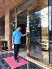 Báo giá chi tiết cửa kính cường lực khung inox kèm phụ kiện