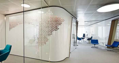 Vách ngăn kính nghệ thuật trang trí phòng khách phòng ngủ