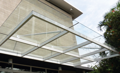 Mái sảnh kính cường lực khung sắt đẹp - Báo giá mái kính cường lực