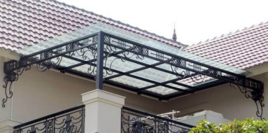 Mẫu mái kính cường lực ban công tại không gian thoáng mát