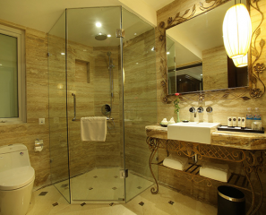 Mẫu vách tắm kính chung cư 135 độ sang trọng - tiết kiệm diện tích