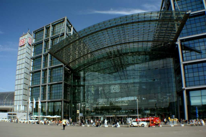 Mái kính hình vòm cong sử dụng chân spider kết hợp khung sắt