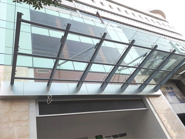 Một số lưu ý khi lắp đặt mái hiên kính bạn nên biết?