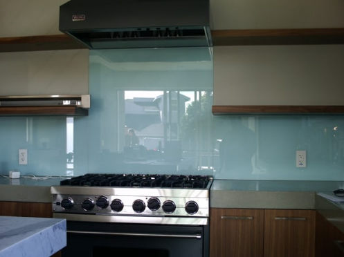 Tác dụng tuyệt vời của kính màu ốp bếp