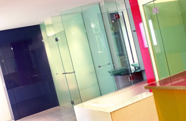 Chọn màu kính cường lực để trang trí nội thất