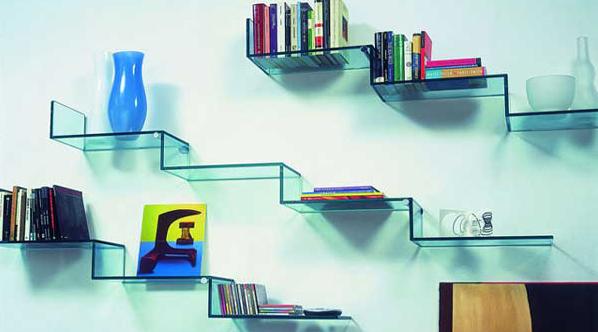 Kệ sách bằng kính cho ngôi nhà xinh