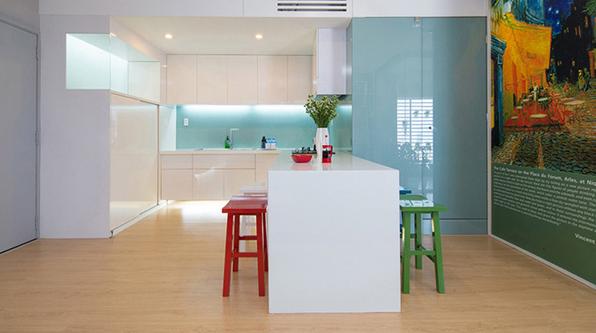 Kính sơn màu ốp bếp