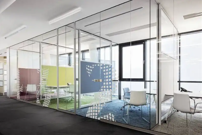 vách ngăn kính cường lực