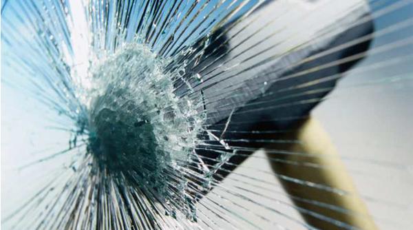 Vệ sinh kính cường lực