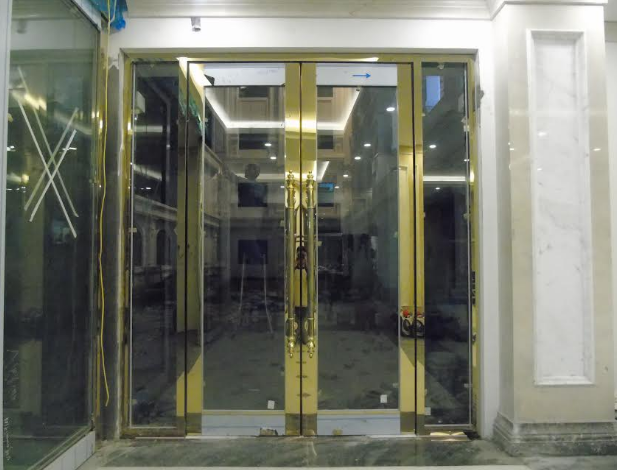 Cửa kính khung inox mạ vàng