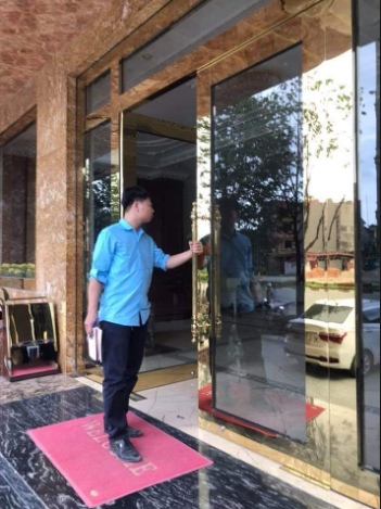 Cửa kính khung inox mạ vàng 2