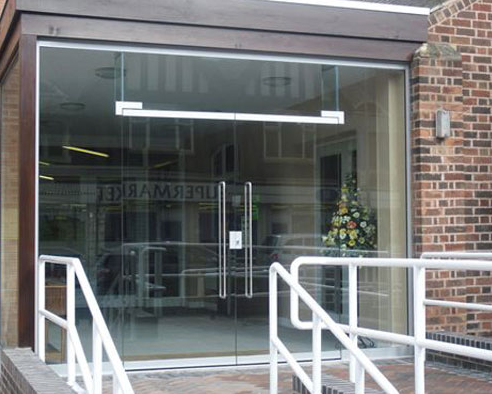 Mẫu cửa kính cường lực phòng khách