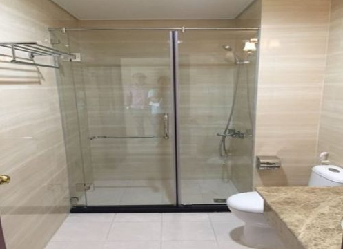 Phòng tắm kính cửa lùa hay trượt