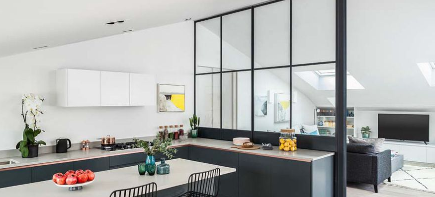 vach-ngan-kinh-phong-khach-va-bep-dep